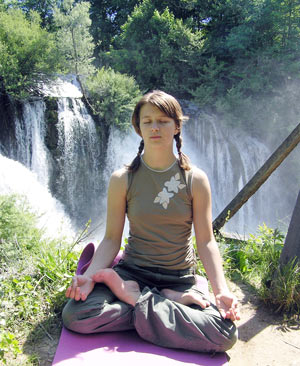 Meditacija ispred čarobnih slapova